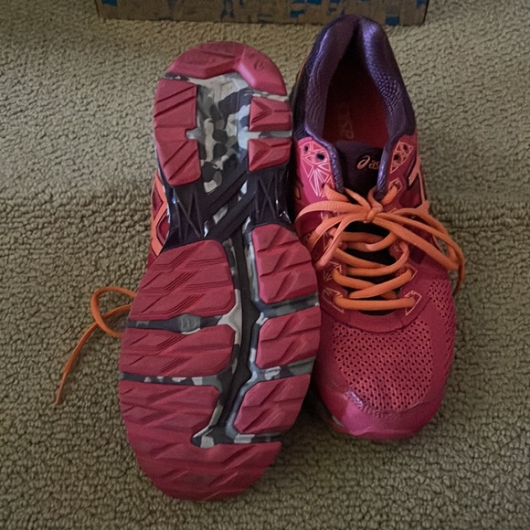 Asics womens 9.5. VERY CLEAN - Picture 3 of 6